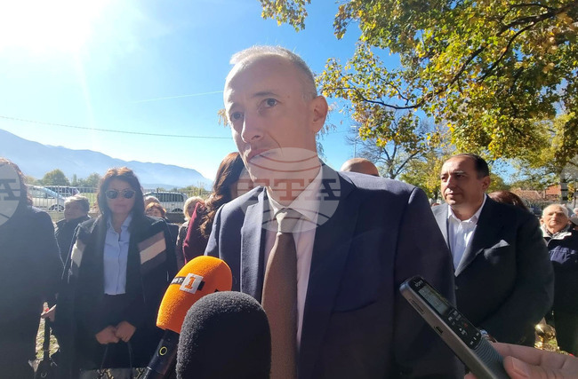 Основната функция на учителите и на училището е да възпитават, каза министър Красимир Вълчев