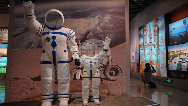 Нови скафандри дебютираха при космическите разходки на тайконавтите от „Шънчжоу-21“