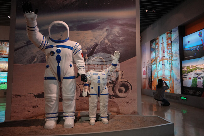 Нови скафандри дебютираха при космическите разходки на тайконавтите от „Шънчжоу-21“