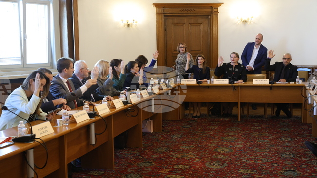 Парламентарната комисия по труда и социалната политика не прие да отпаднат неработните понеделници след празник