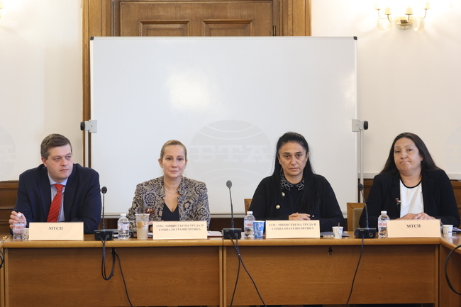 Парламентарната социална комисия не прие предложението 15-дневният отпуск за бащи да се ползва на части 