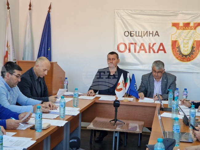 За първи път заседанието на Общинския съвет в Опака бе излъчвано на видеостена в центъра на града 