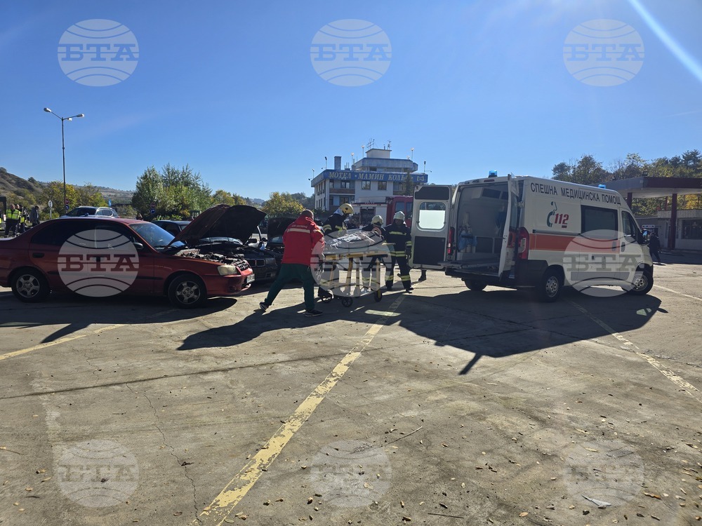 Екипи тренираха съвместни действия при верижна катастрофа по време на пожаро-тактическо обучение в Сандански