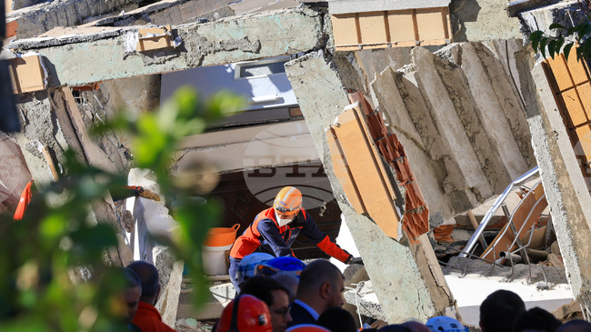 И двамата родители от семейството, затрупано от срутил се блок в Турция, бяха намерени мъртви