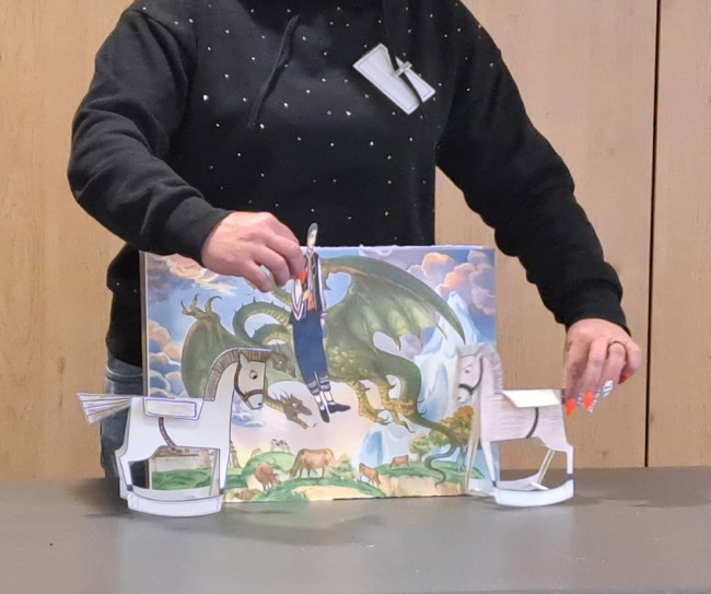 С помощта на японския театър в картинки камишибай в Българското училище „Иван Вазов“ в Престън и Ланкастър разказаха за свети Димитър 