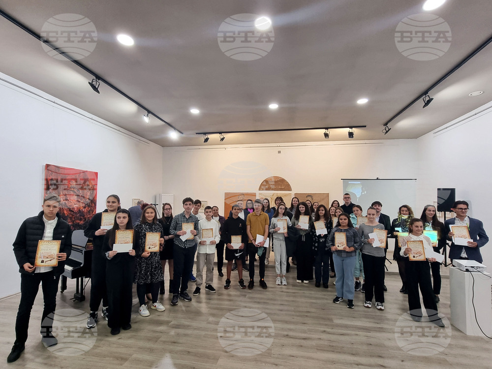 В Плевен отличиха млади учители, изявени ученици и училищни директори по повод Деня на народните будители