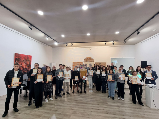 В Плевен отличиха млади учители, изявени ученици и училищни директори по повод Деня на народните будители