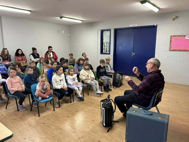 Музикално занятие, свързано с българския фолклор, беше организирано в Българското неделно училище „Св. св. Кирил и Методий“ в Калгари