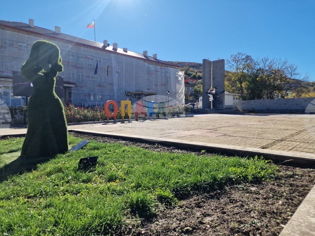 Служители на Общинската администрация в Опака настояват за оставката на общински съветник