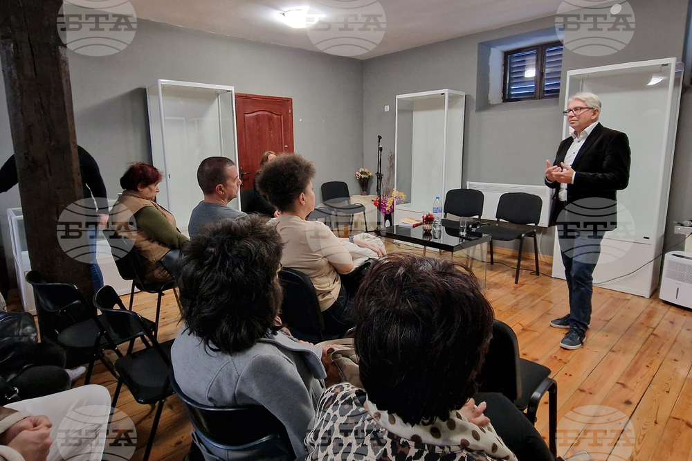 Проф. Мартин Иванов представи в Свищов книгата си „Бившите хора" на концлагерна България”