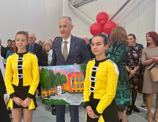 Министър Вълчев откри физкултурен салон в 150-годишното училище в село Крайници