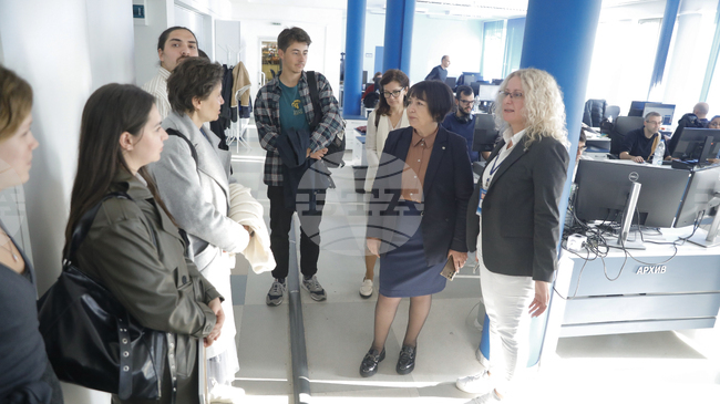 Млади журналисти разгледаха архивите и новинарската стая на БТА след завършване на обучителната програма