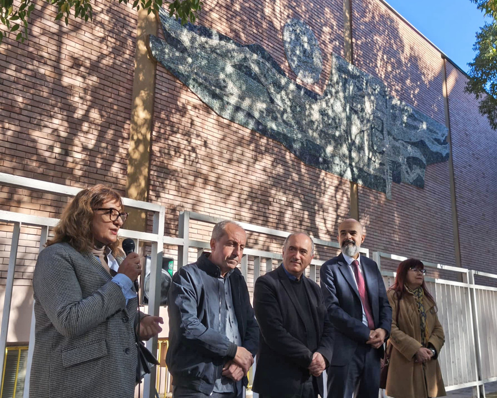 Община Варна: Завърши монтажът на мозайката от старата автогара върху фасадата на СУХНИ „Константин Преславски“