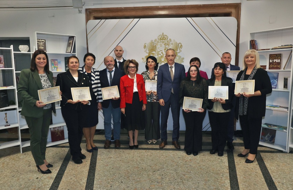 Министър Вълчев отличи десет изявени учители с награда „Константин Величков“