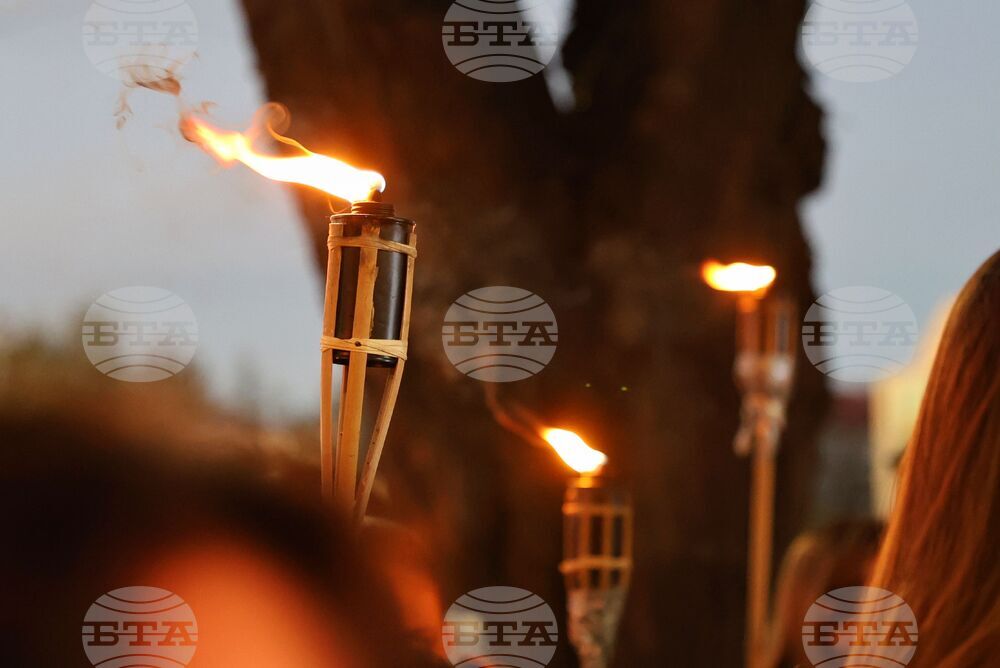 Бургас - ученици - факелно шествие