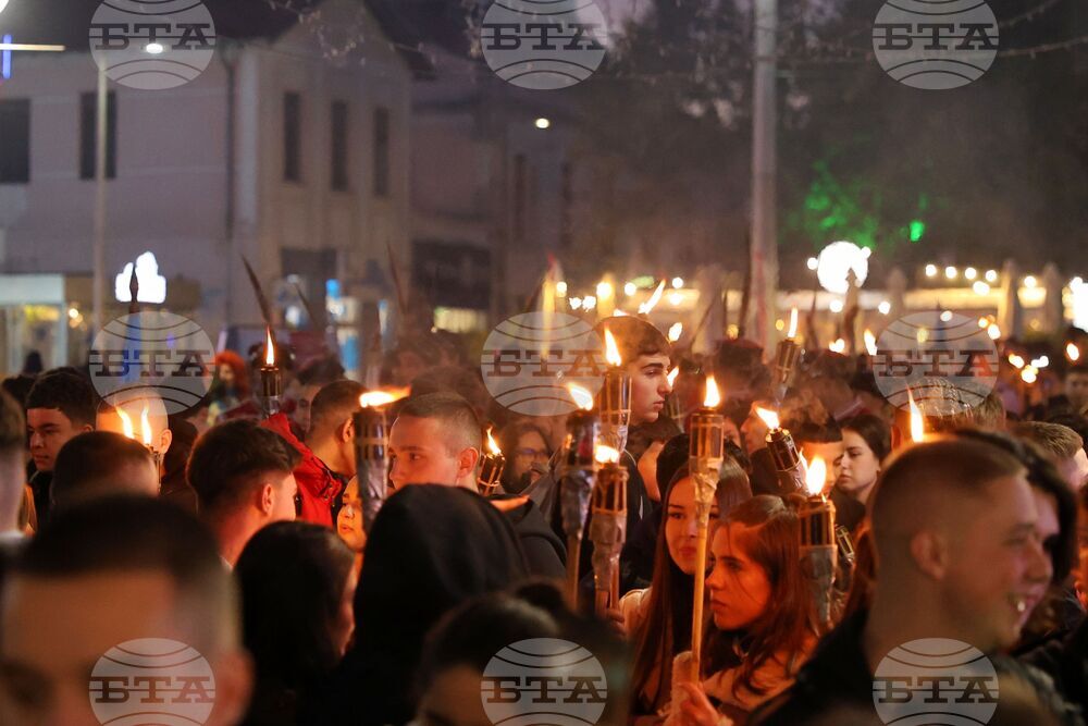 Бургас - ученици - факелно шествие