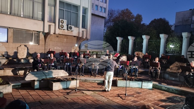 Първото издание на фестивала „Дни на духовата музика в Добрич“ започна тази вечер