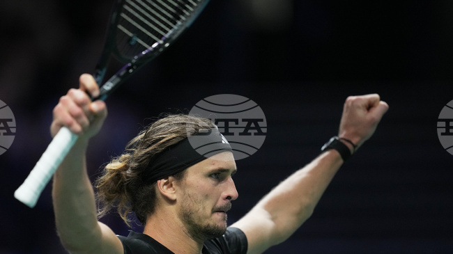 Александър Зверев продължава защитата на титлата си в Париж, Каспер Рууд бе спрян от германец