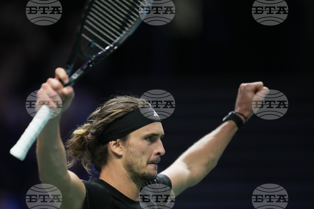 Александър Зверев продължава защитата на титлата си в Париж, Каспер Рууд бе спрян от германец