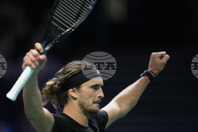 Александър Зверев продължава защитата на титлата си в Париж, Каспер Рууд бе спрян от германец