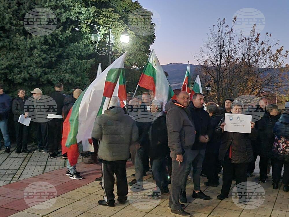 Жители на Сапарева баня протестират срещу присъединяването на общинското ВиК дружество към водната асоциация в Кюстендил
