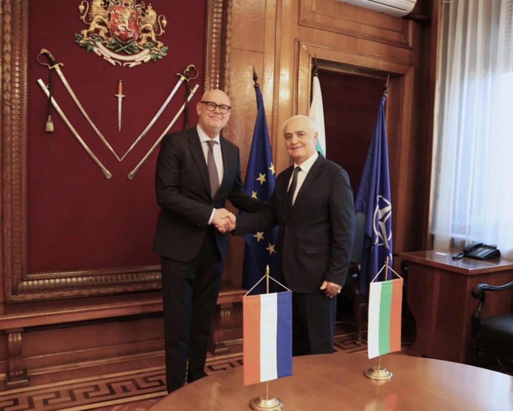 Defence Minister Confers with Netherlands Ambassador