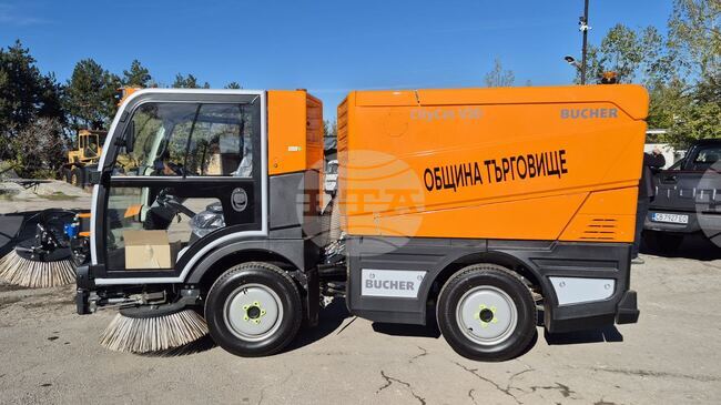 Общинското комунално предприятие в Търговище вече разполага с нова мотометачна машина за почистване на центъра и парковете в града 