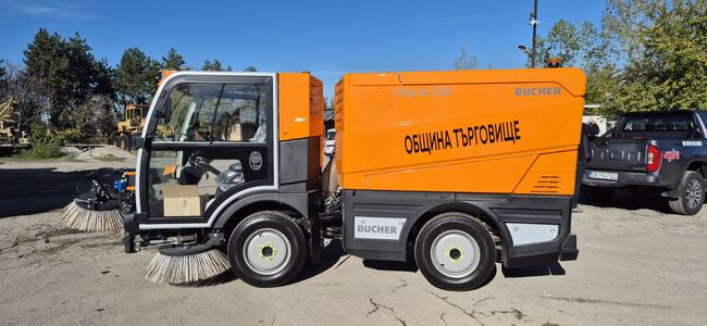 Общинското комунално предприятие в Търговище вече разполага с нова мотометачна машина за почистване на центъра и парковете в града