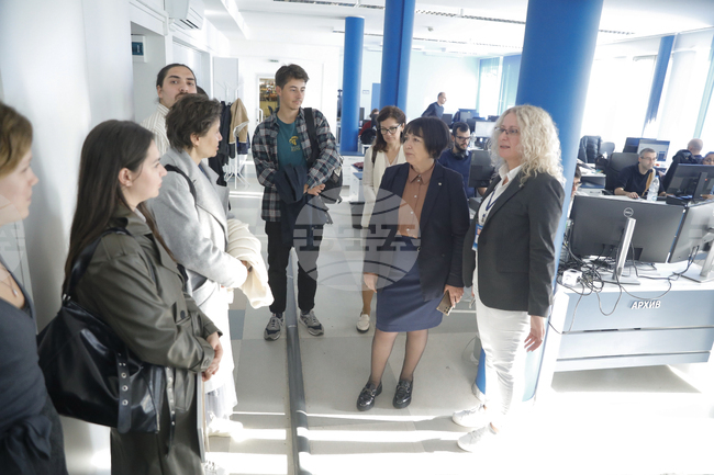 Млади журналисти разгледаха архивите и новинарската стая на БТА след завършване на обучителната програма