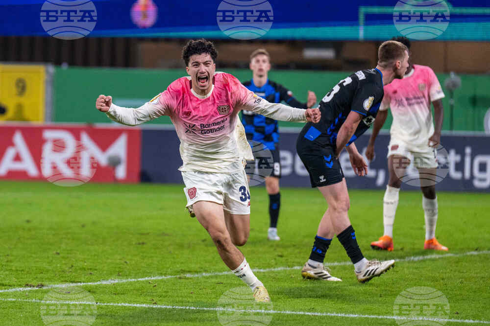 Късни голове донесоха победата на Байер Леверкузен срещу десетима от Падерборн в турнира за Купата на Германия