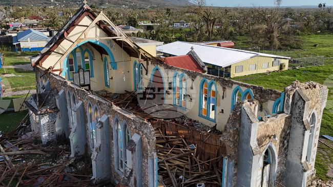 Великобритания организира чартърни полети, за да помогне на гражданите си да напуснат Ямайка след урагана