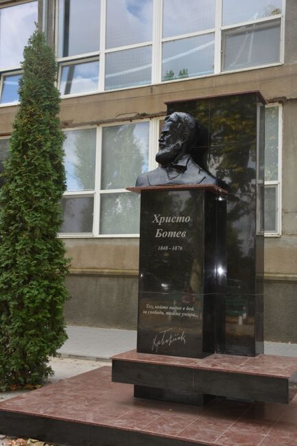 Реконструираният бюст-паметник на Христо Ботев в украинския град Измаил ще бъде открит днес