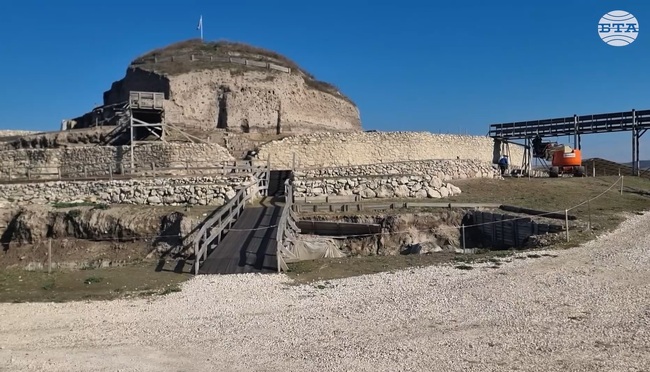 На строителни загадки и жертвоприношения за духовете, пазещи домовете, са се натъкнали археолозите в Солницата край Провадия тази година