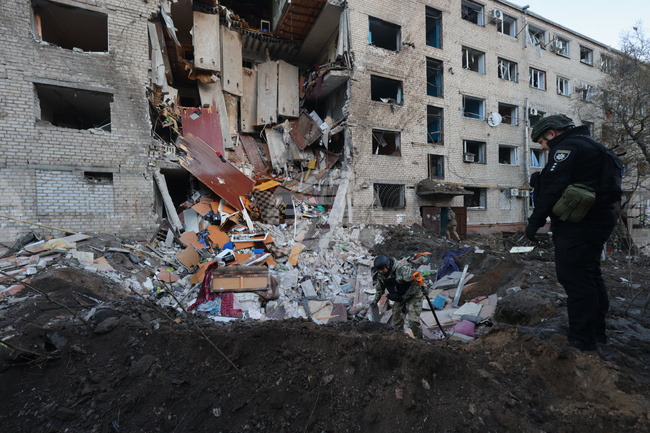 Руски атаки срещу енергийната инфраструктура ограничиха електроснабдяването в редица области в Украйна