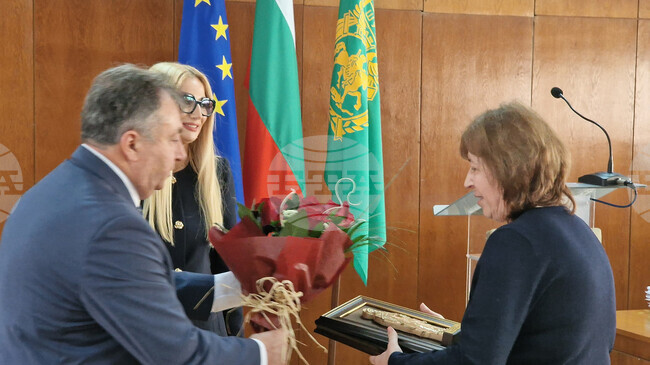 Ръководителят на отделението по "Анестезиология и интензивно лечение" към шуменската болница получи годишното отличие "Награда на Шумен за здравеопазване", присъдено на отделението 