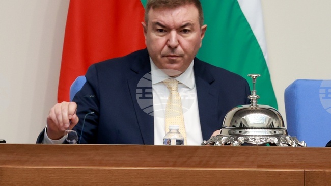 Заседанието на парламента беше прекъснато и беше свикан председателски съвет