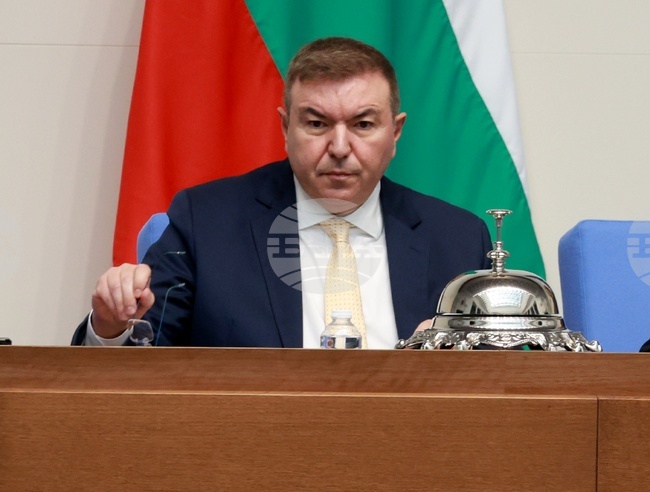 Заседанието на парламента беше прекъснато и беше свикан председателски съвет