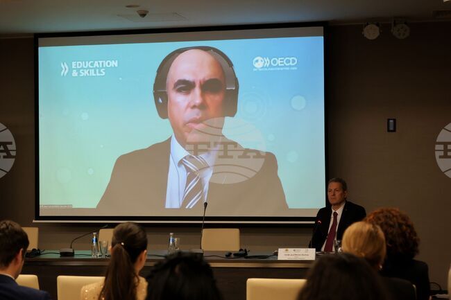 Подготовката на учителите е решаваща за смисленото използване на дигиталните технологии в образованието, заяви в Бургас Хосе-Луис Алварес-Галван от ОИСР