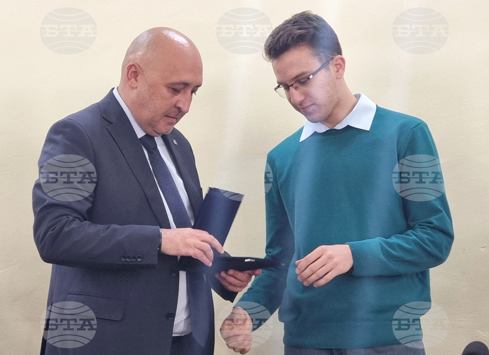 Кметът на Кърджали отличи дванадесетокласника Атанас Митрев за издигане на престижа на общината