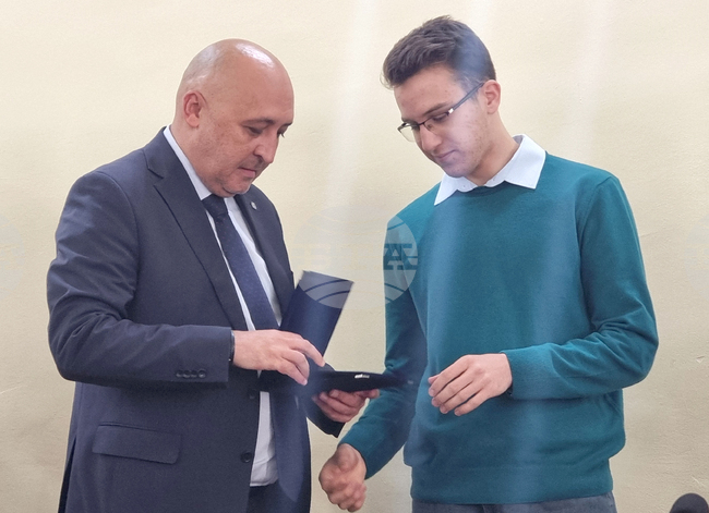 Кметът на Кърджали отличи дванадесетокласника Атанас Митрев за издигане на престижа на общината