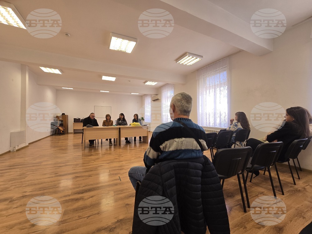 Граждани в Пирдоп попитаха как ще получат парите си при връщане на стоки след 1 януари 