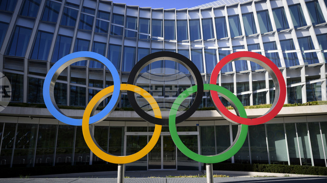 МОК спусна знамената си след трагедията в Кран Монтана, Весела Лечева поднесе съболезнования