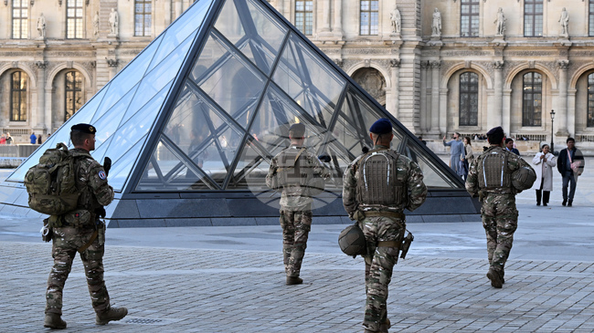 Какво знаят следователите след новите арести във връзка с обира в Лувъра