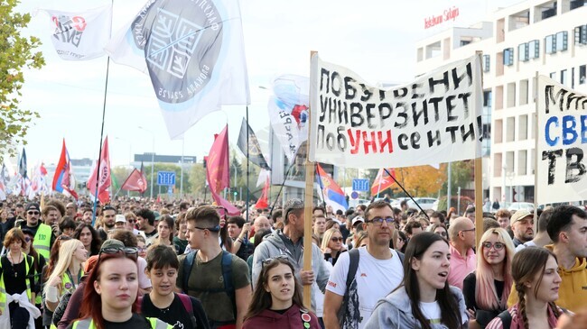 Около 4000 студенти тръгнаха пеша от Белград за годишнината от инцидента на жп гарата в Нови Сад, където загинаха 16 души 
