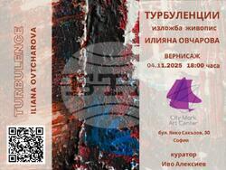 Илияна Овчарова помага на пострадали при пожар семейства с картина в изложбата „Турбуленции“. Снимка: Организаторите на изложбата