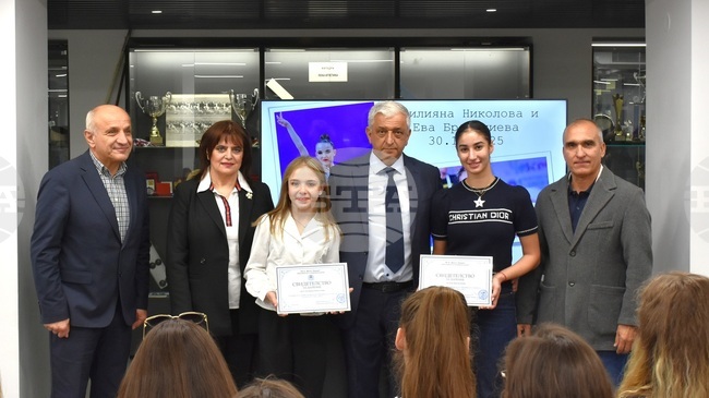 Стилияна Николова и Ева Брезалиева дариха своя екипировка на Образователния и олимпийски център на НСА "Васил Левски"