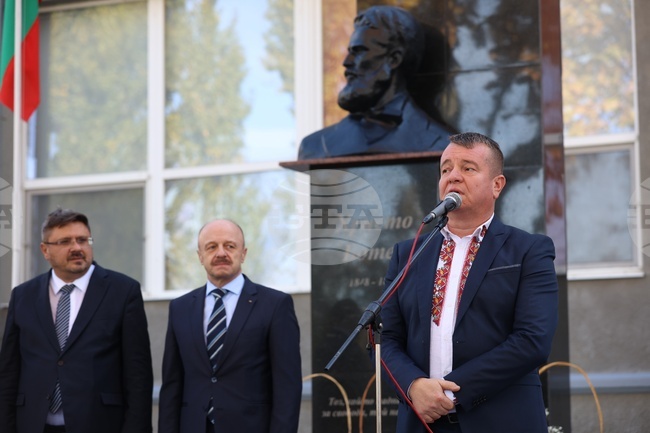 Българският изпълнител Илия Луков поздрави с песен гостите на церемонията по откриването на реновирания паметник на Христо Ботев в Измаил