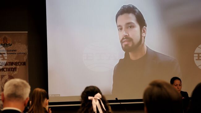 Младите хора трябва да имат достъп до информация и мрежи, за да развиват предприемачески умения, коментира основателят на платформата "Кариървю" Нираджит Сямал