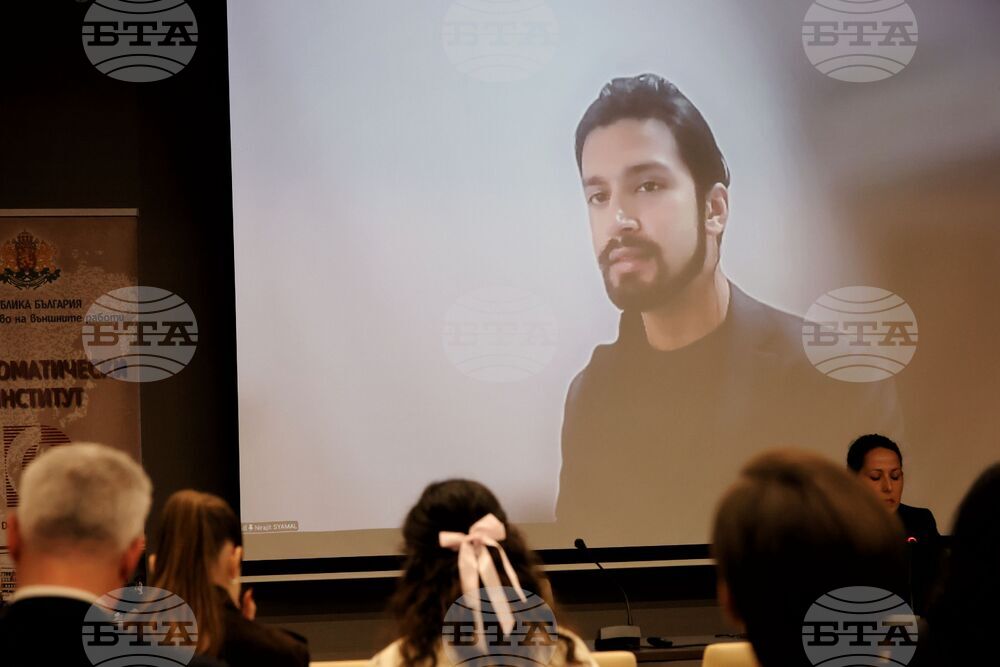 Младите хора трябва да имат достъп до информация и мрежи, за да развиват предприемачески умения, коментира основателят на платформата "Кариървю" Нираджит Сямал