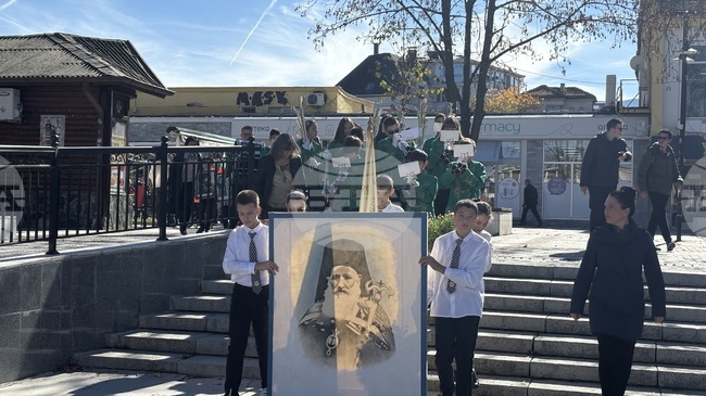 Шествие премина през централната градска част на Самоков по случай 1 ноември – Деня на народните будители